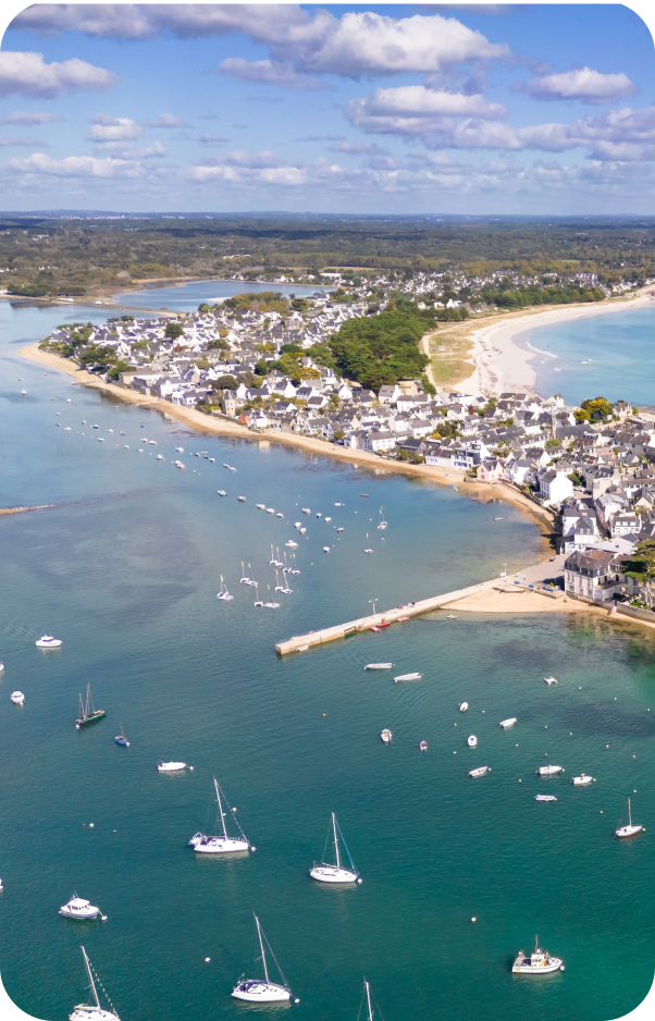 Vue aérienne de la côte et des bateaux.