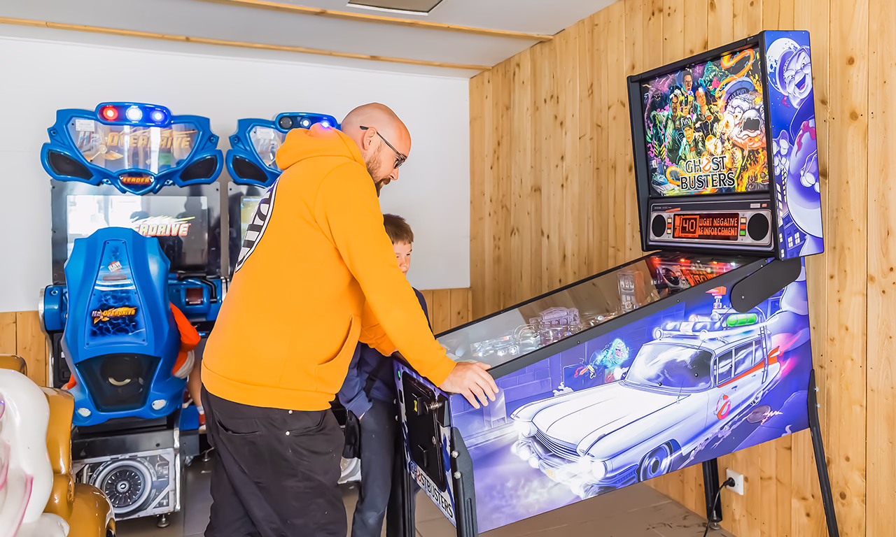 speelzaal met flipperkast camping la mer blanche maeva benodet