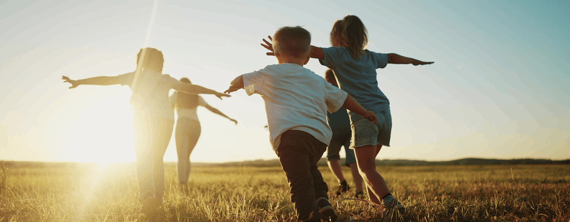 Kinderen rennen in een zonnig veld