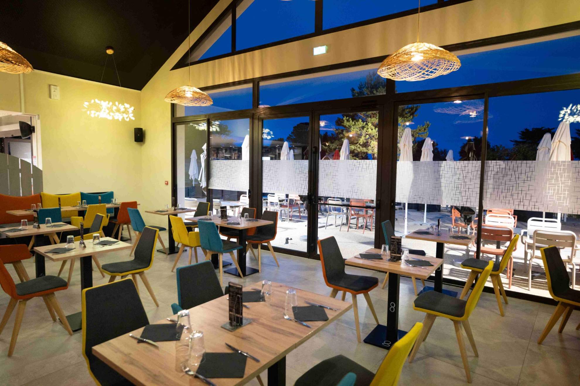 Modern, kleurrijk restaurant met glazen dak.