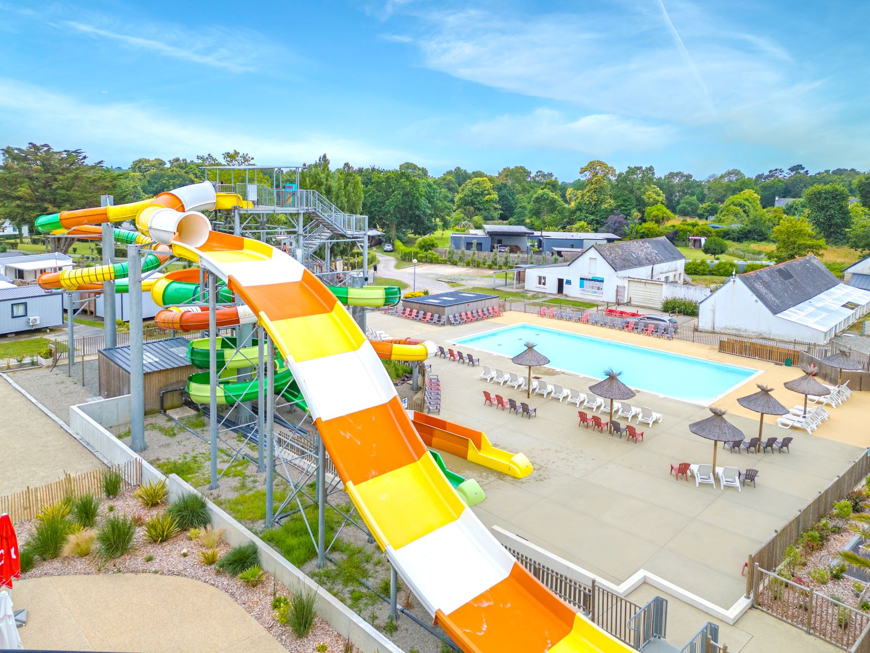 Waterpark met glijbanen en buitenzwembad.