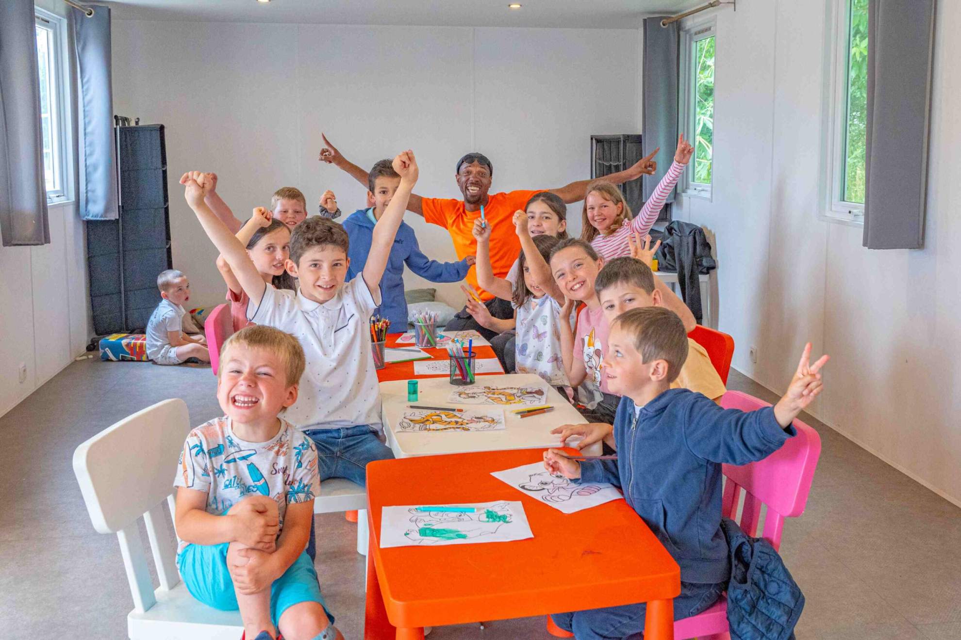 Gelukkige kinderen doen kunstactiviteiten in groep.