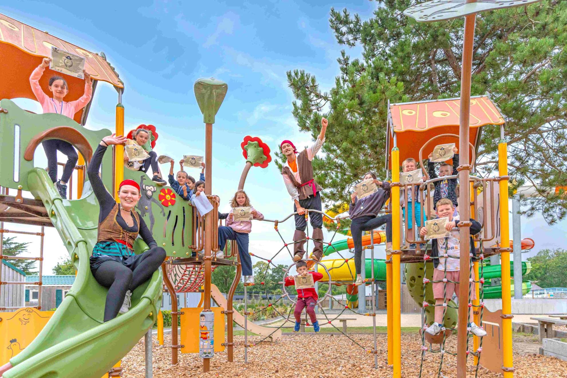Kinderen spelen op kleurrijke structuren in het park.