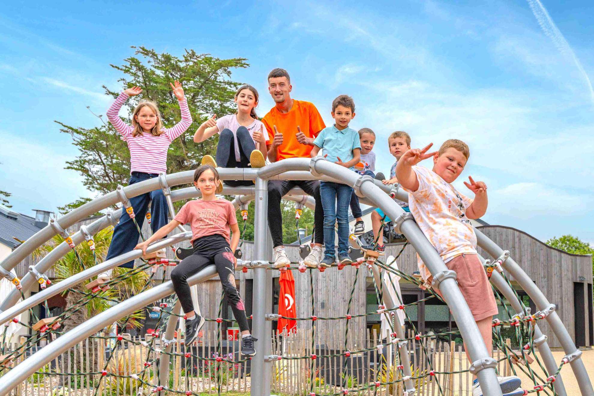 Kinderen spelen op een metalen speelstructuur.