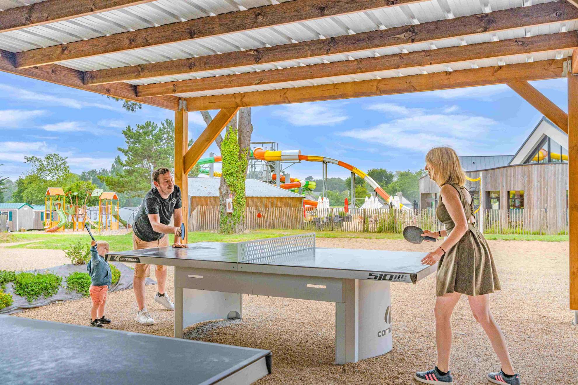 Buiten tafeltennis met kinderen.