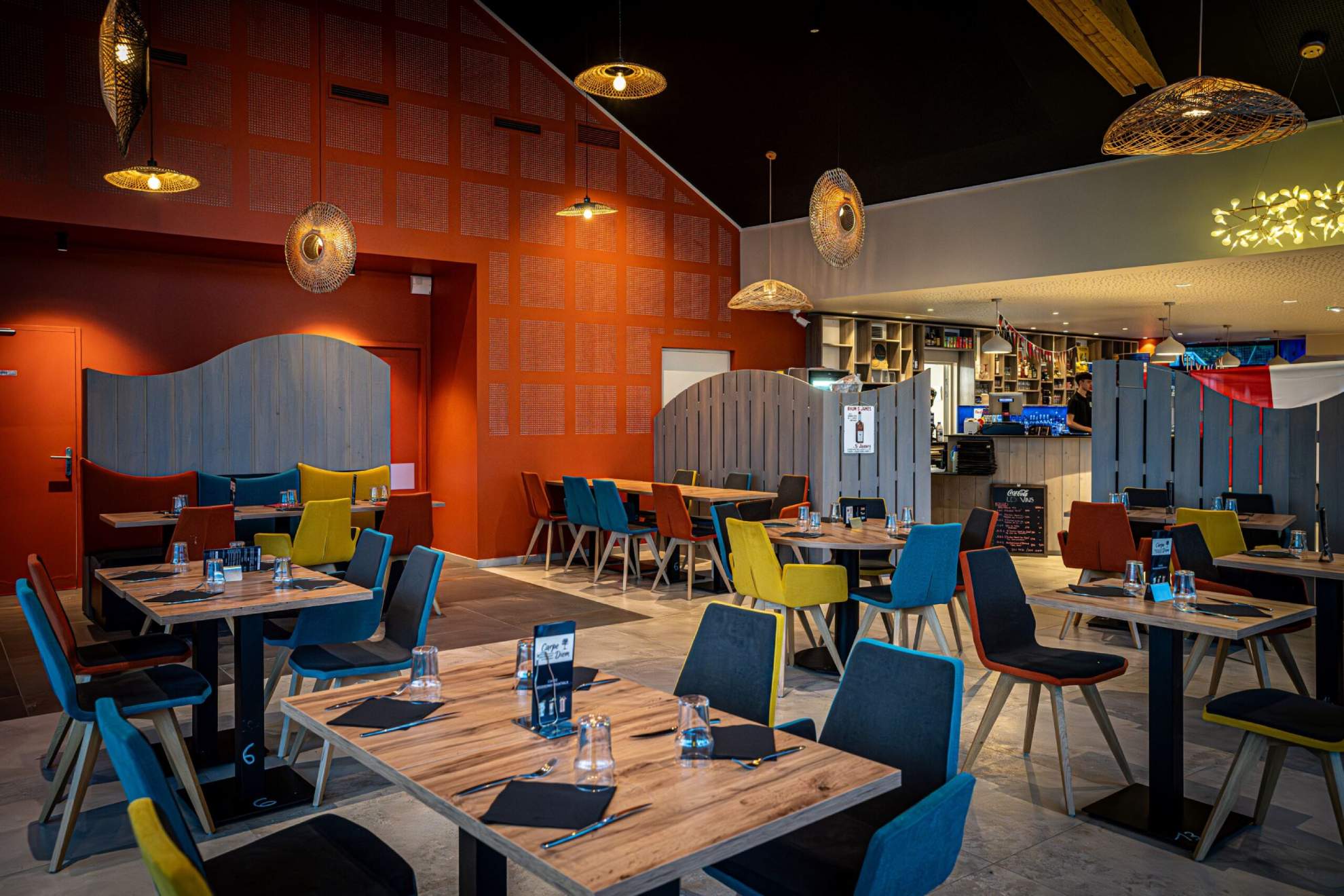 Modern, kleurrijk restaurant met lege tafels.