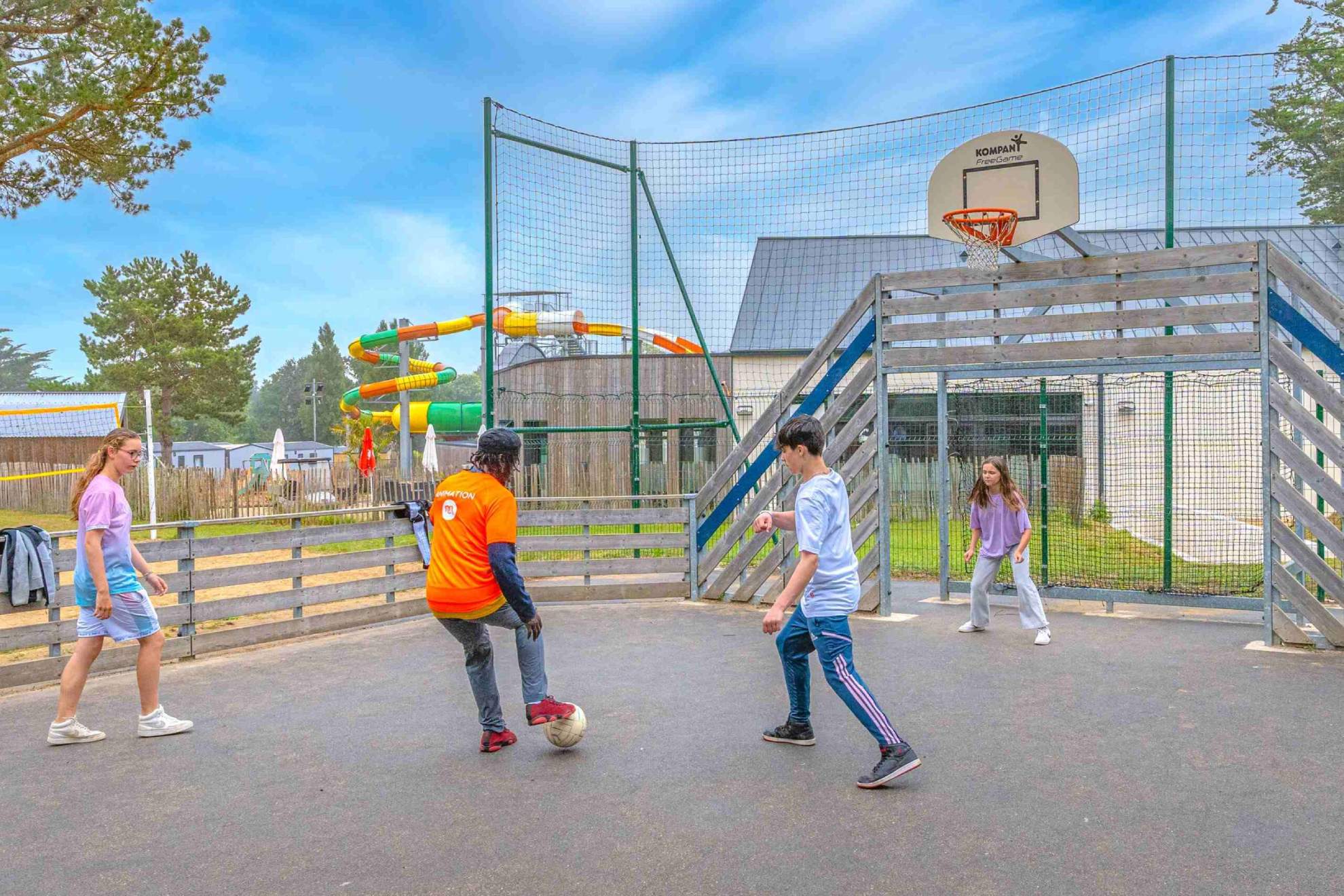 Mensen voetballen op een buitenveld.